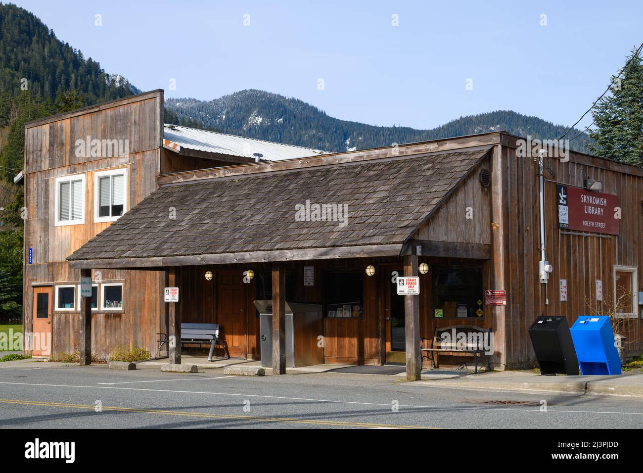 Skykomish, WA, États-Unis - 07 avril 2022; King County Libraty System KCLS bâtiment en bois dans la ville de montagne de Skykomish Washington Banque D'Images Skykomish, WA, États-Unis - 07 avril 2022; King County Libraty System KCLS bâtiment en bois dans la ville de montagne de Skykomish Washington Banque D'Images