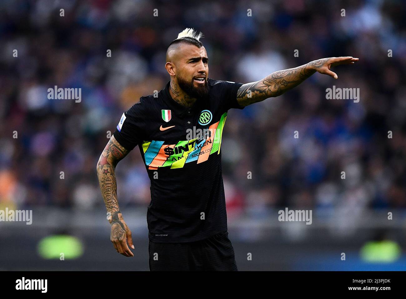 Milan, Italie. 09 avril 2022. Arturo Vidal du FC Internazionale gestes pendant la série Un match de football entre le FC Internazionale et le FC Hellas Verona. Credit: Nicolò Campo/Alay Live News Banque D'Images