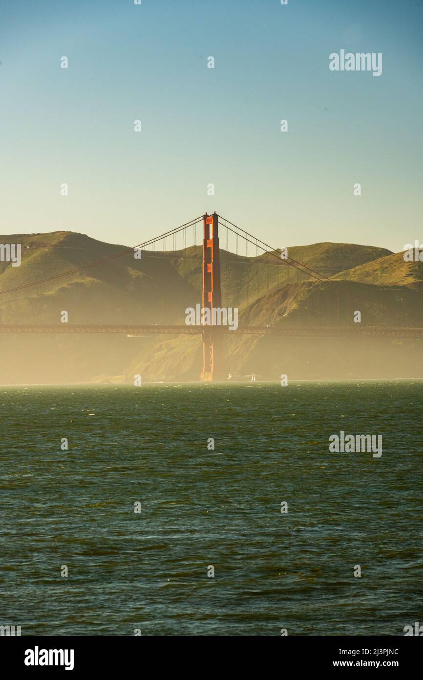Le brouillard est bas sous le Golden Gate Bridge de San Francisco Banque D'Images