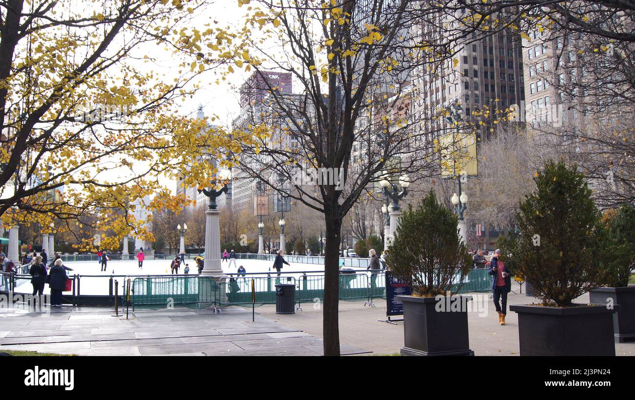 CHICAGO, ILLINOIS, ÉTATS-UNIS - DEC 11, 2015: Patinoire à Millennium Park à l'approche de Noël Banque D'Images