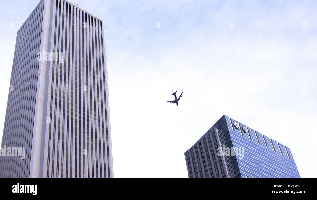 CHICAGO, ILLINOIS, ÉTATS-UNIS - DEC 11, 2015: Gratte-ciel dans le centre de Chicago avec un avion dans le ciel Banque D'Images