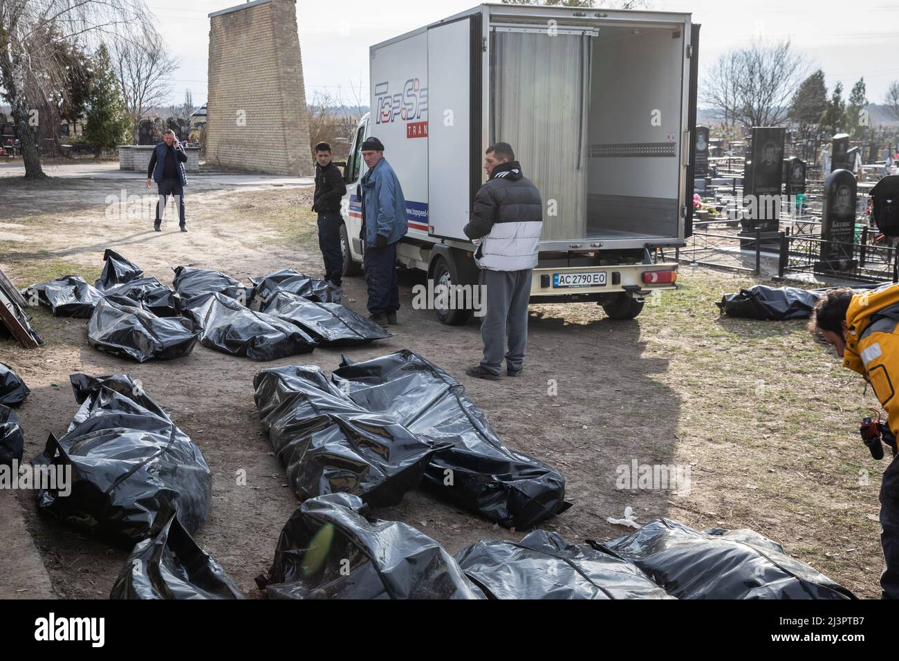 Plusieurs dizaines de corps de victimes civiles dans le cimetière de Bucha prêts à être identifiés, dans la ville de Bucha, 6.4.2022 (CTK photo/Vojtech Darvik M. Banque D'Images