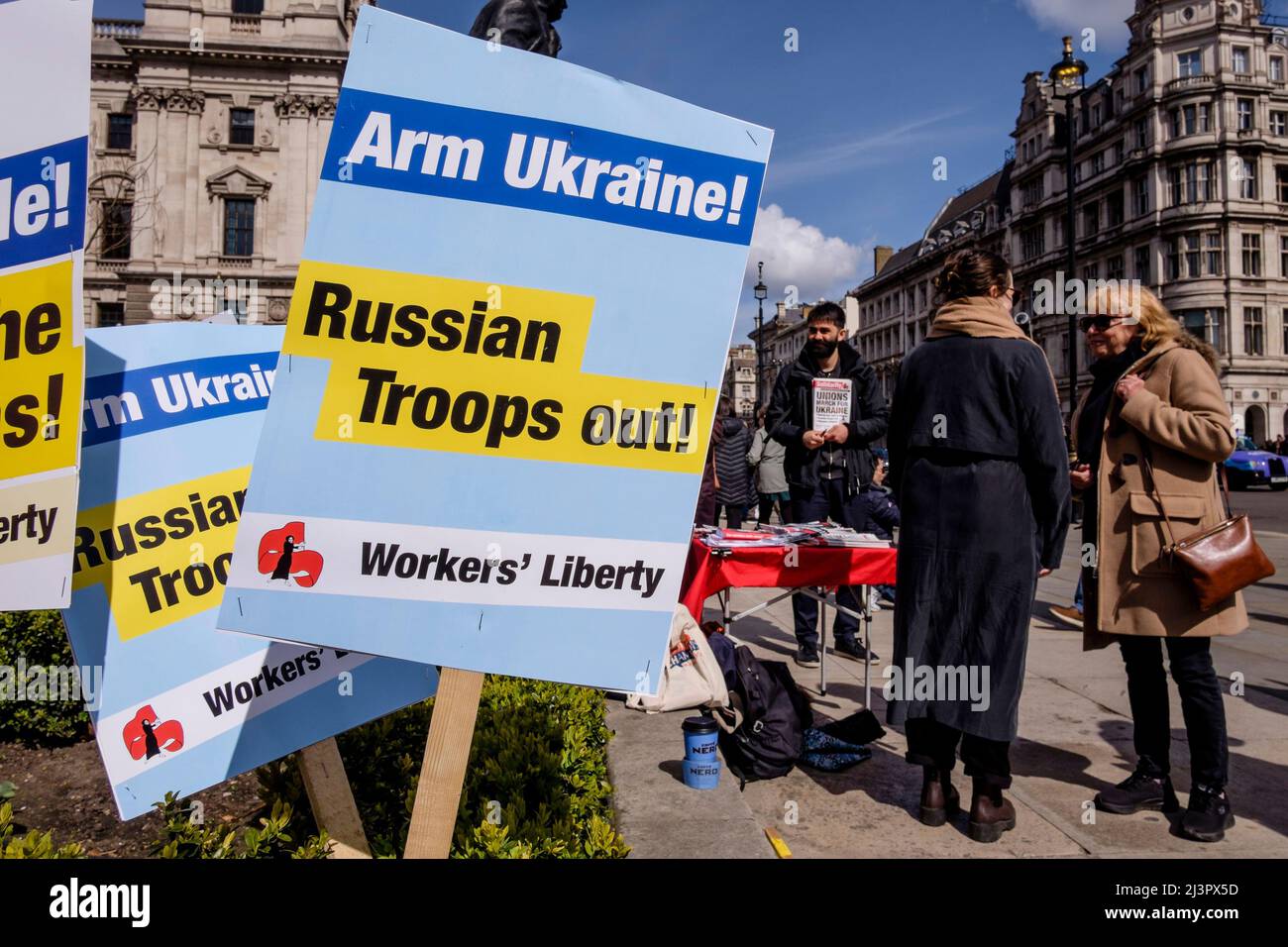 Londres, Royaume-Uni 9th avril 2022. Les syndicats du Royaume-Uni se rallient à l'Ukraine. Des pancartes réclamant l'armement de l'Ukraine et le retrait des troupes russes sont exposées au début du rallye. Banque D'Images