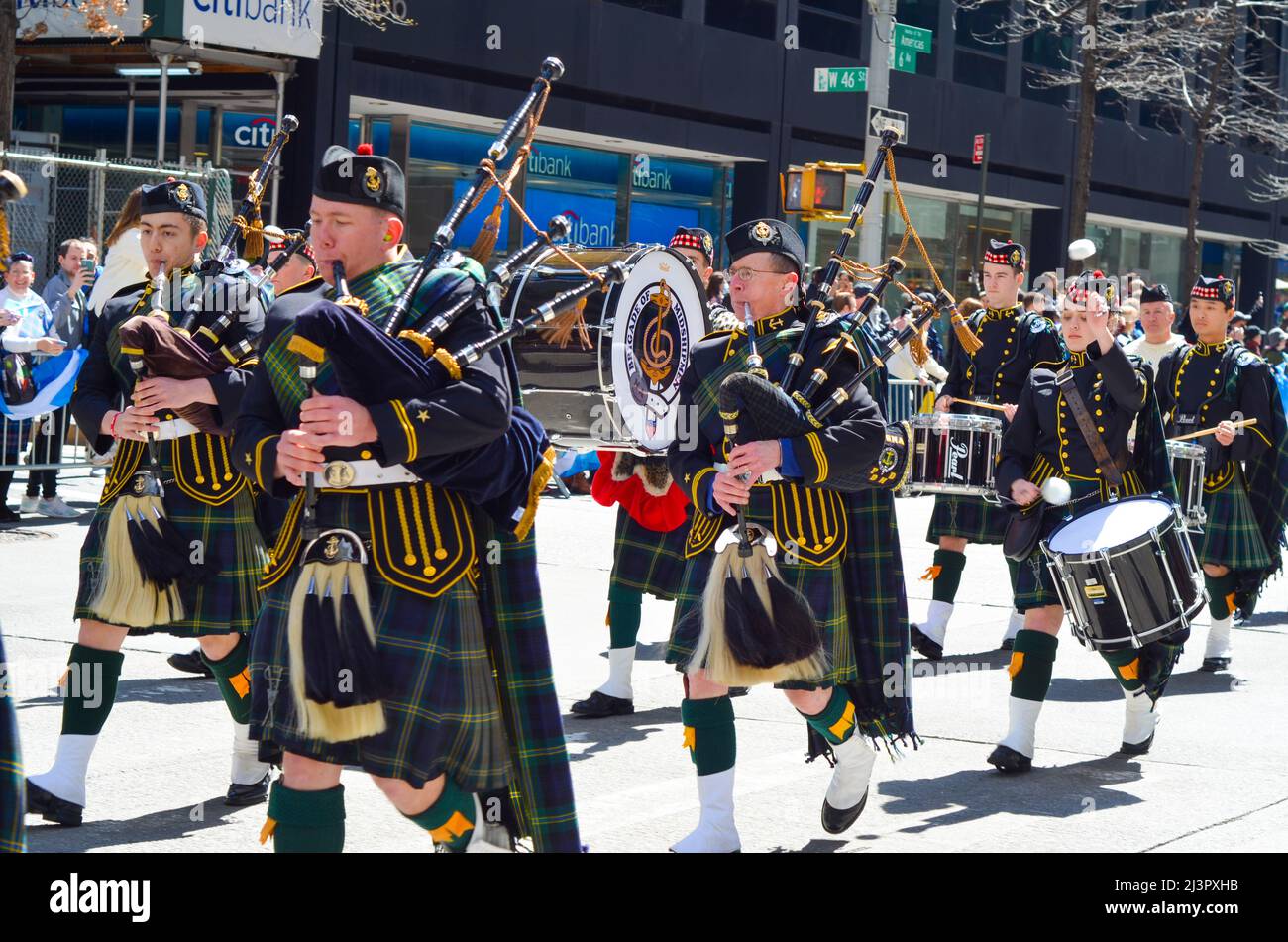 Le groupe marche vers le haut de la Sixième Avenue lors du plus grand défilé de tuyaux et de tambours au monde pour célébrer le jour écossais de Tartan le 9 avril 2022 à New York. Banque D'Images