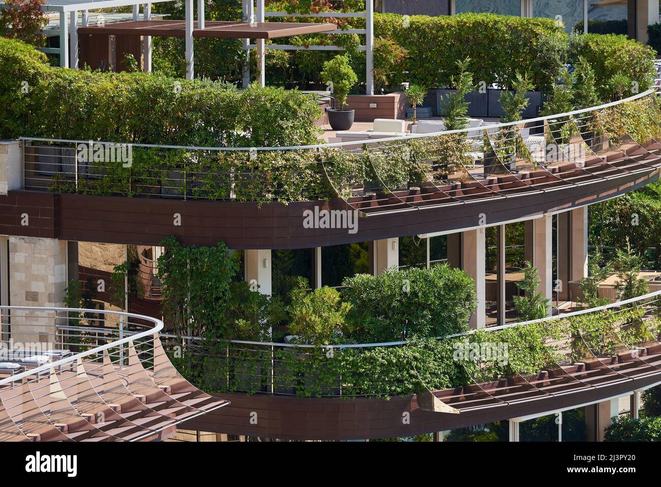 Terrasse d'un bâtiment décoré de plantes dans une ville européenne Banque D'Images