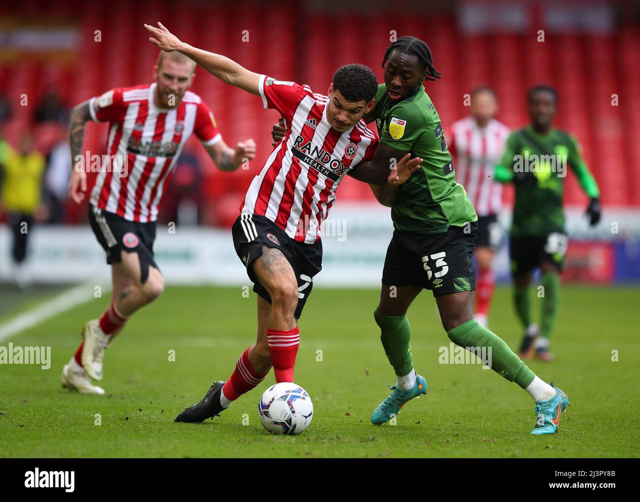 Sheffield, Angleterre, le 9th avril 2022. Morgan Gibbs-White de Sheffield Utd Jordan Zemura de Bournemouth lors du match du championnat Sky Bet à Bramall Lane, Sheffield. Le crédit photo devrait se lire: Simon Bellis / Sportimage Banque D'Images