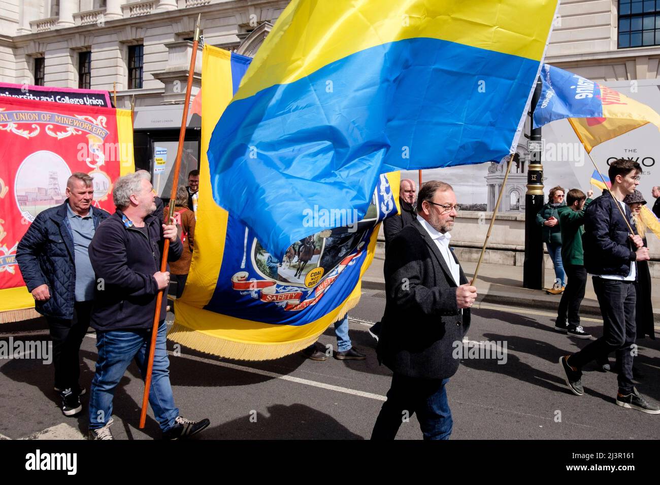 Londres, Royaume-Uni 9th avril 2022. Les syndicats du Royaume-Uni se rallient à l'Ukraine. Secrétaire général de l'Union nationale des mineurs, Chris Kitchen porte un drapeau ukrainien le long de la route du rallye. Banque D'Images