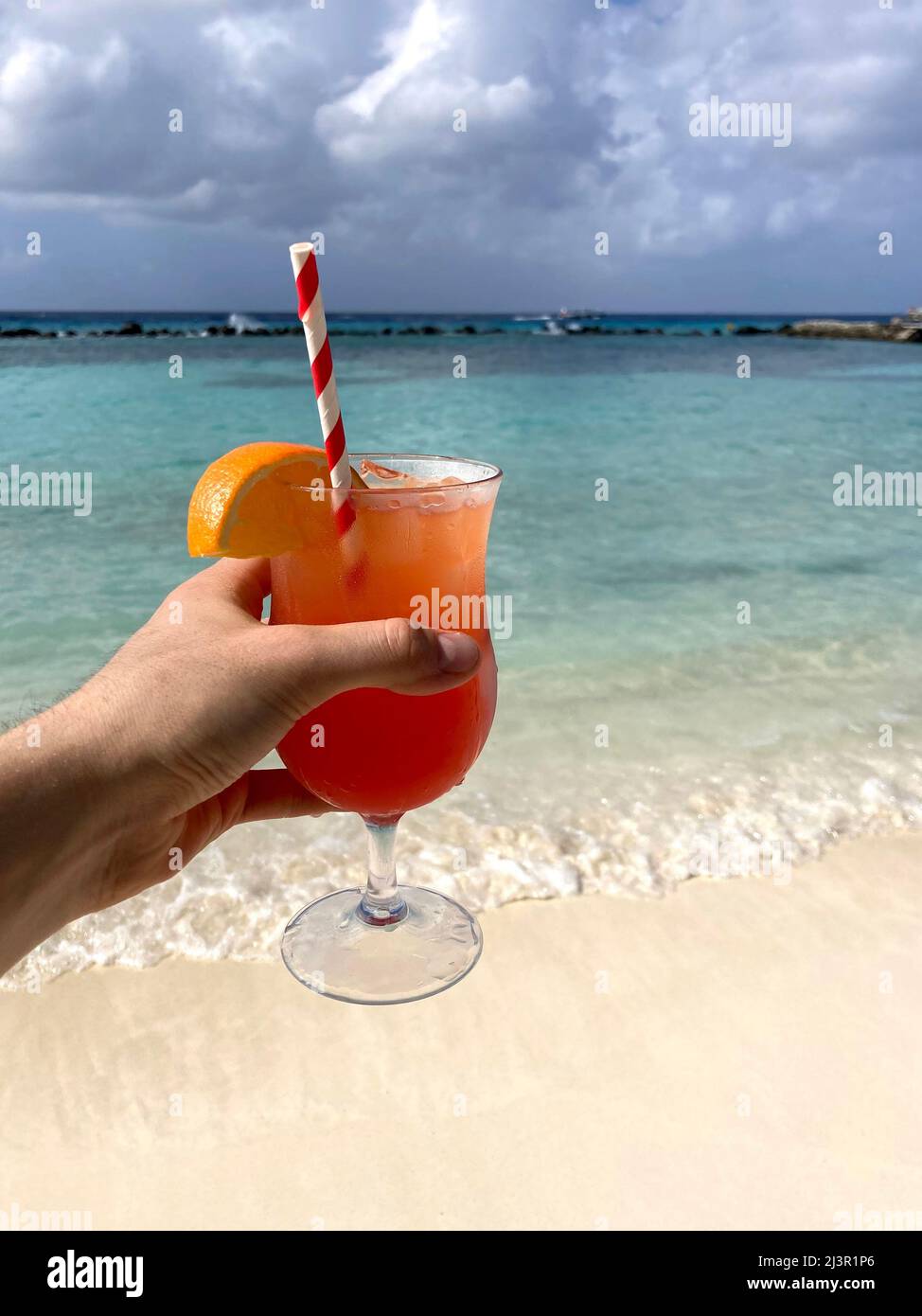 Une boisson alcoolisée tropicale « Aruba Ariba » sur une plage ensoleillée d'Aruban. Banque D'Images