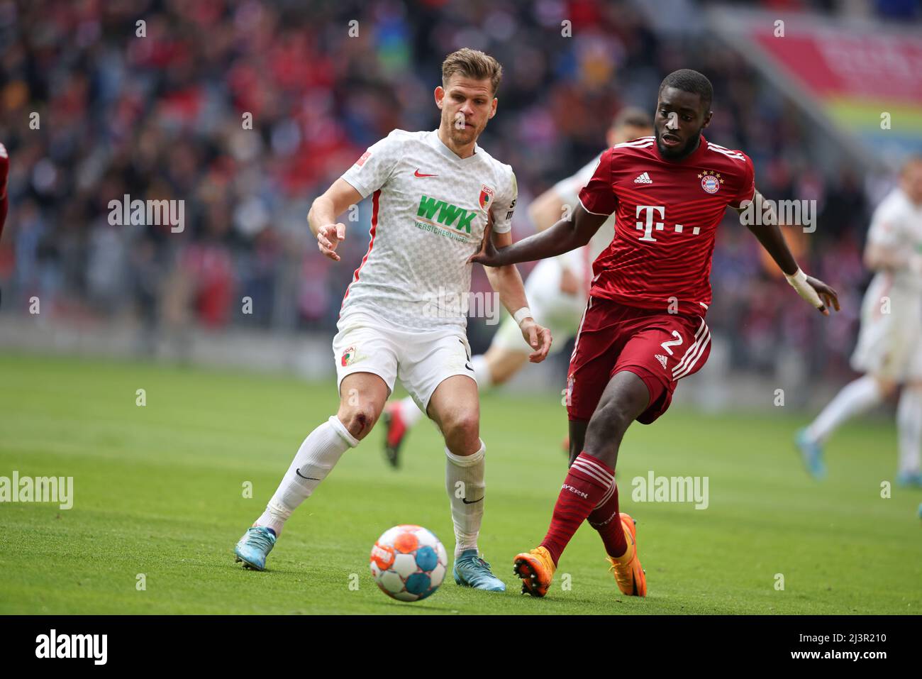 Muenchen Munich , Allemagne 9.4.2022 Florian Niederlechner FC Augsburg Dayot Upamecano du FC Bayern Muenchen FC Bayern Muenchen FC Augsburg football Fussball Bundesliga saison 2021 / 2022 à l'Allianz Arena © diebilderwelt / Alamy Live News Banque D'Images