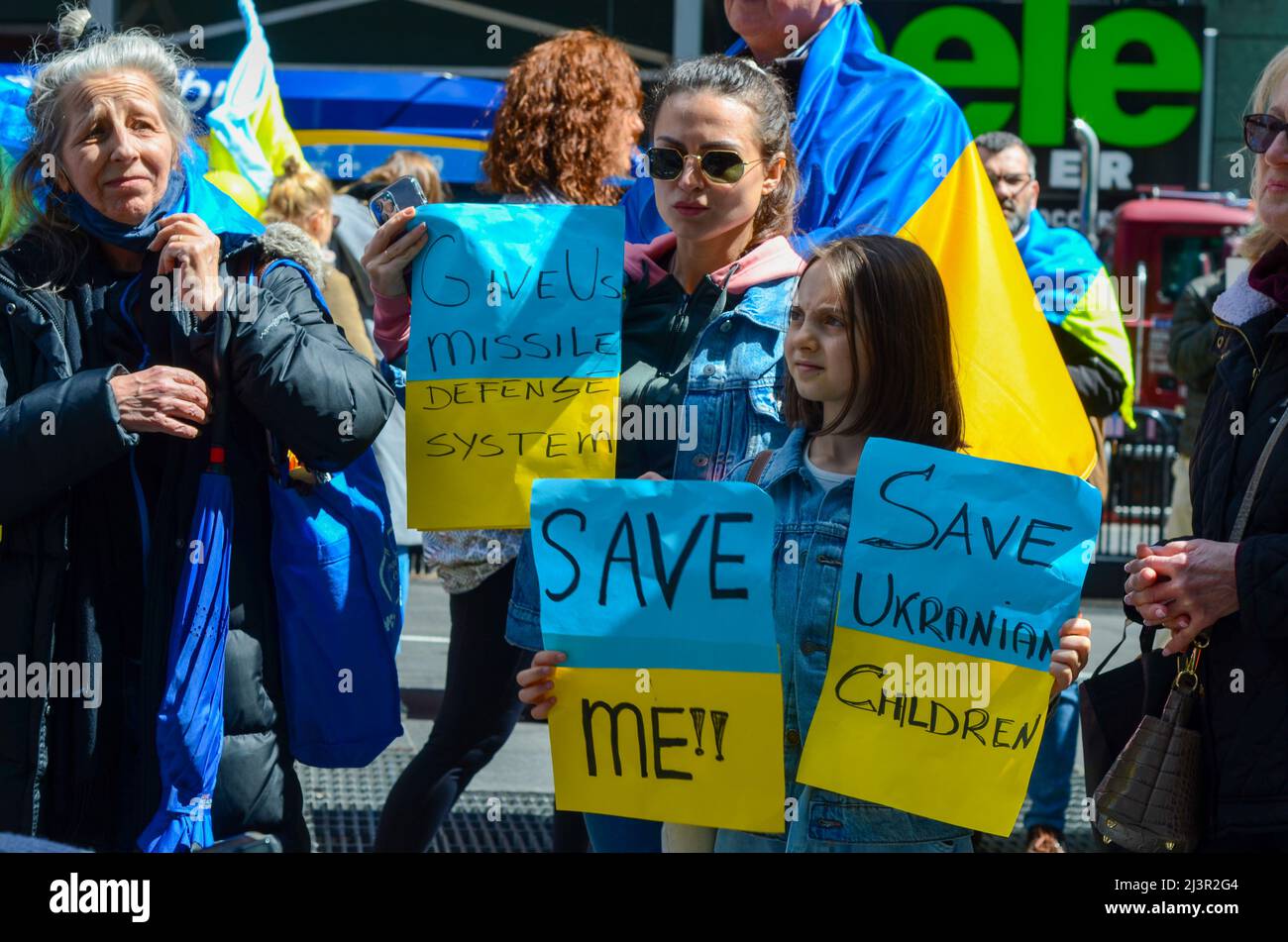 Des manifestants manifestant des signes de solidarité pour l'Ukraine à Times Square à New York le 09 avril 2022. Banque D'Images