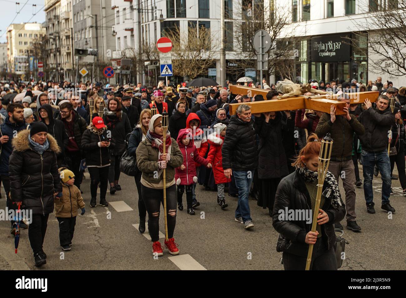 Gdansk, Pologne 8th, avril 2022 les Ukrainiens qui virent dans la ville, portant une croix géante sur leurs épaules et assistant à la procession de la Croix, sont vus le 8 avril 2022 à Gdynia, Pologne. Voie de la Croix également connu comme voie des Sorrows ou via Crucis processions sont habituellement observés pendant le Carême, surtout les vendredis de Lenten et surtout le Vendredi Saint. C'est l'une des dévotions les plus populaires pour les catholiques romains. La dévotion consiste à méditer sur 14 événements qui forment les 14 stations de la croix. Le but de cette dévotion est de se concentrer sur la passion de Jésus-Christ. Crédit: Vadim Pa Banque D'Images