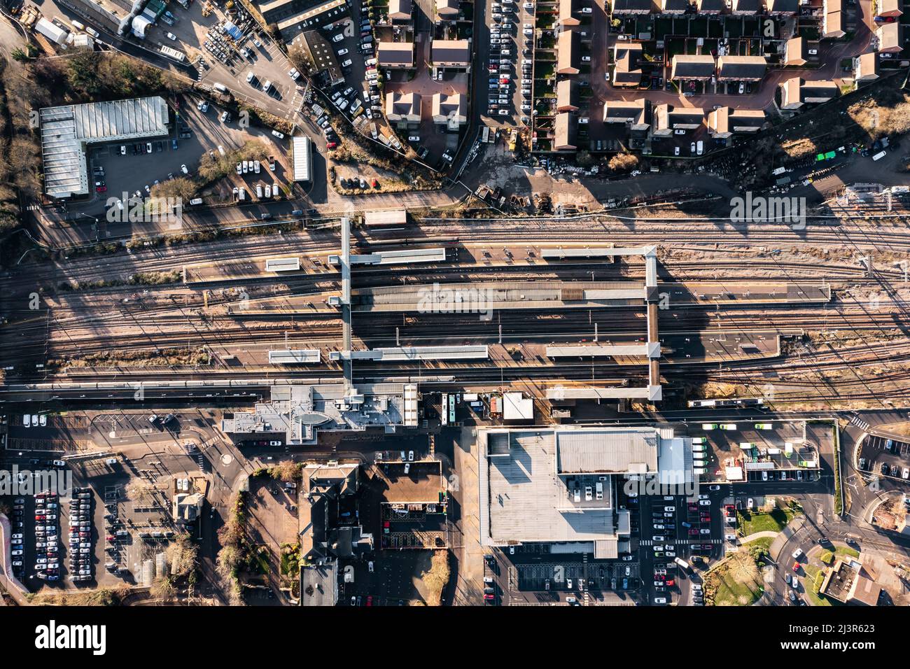 Vue aérienne de haut en bas des voies et plates-formes de la gare de Peterborough et de la ville environnante Banque D'Images