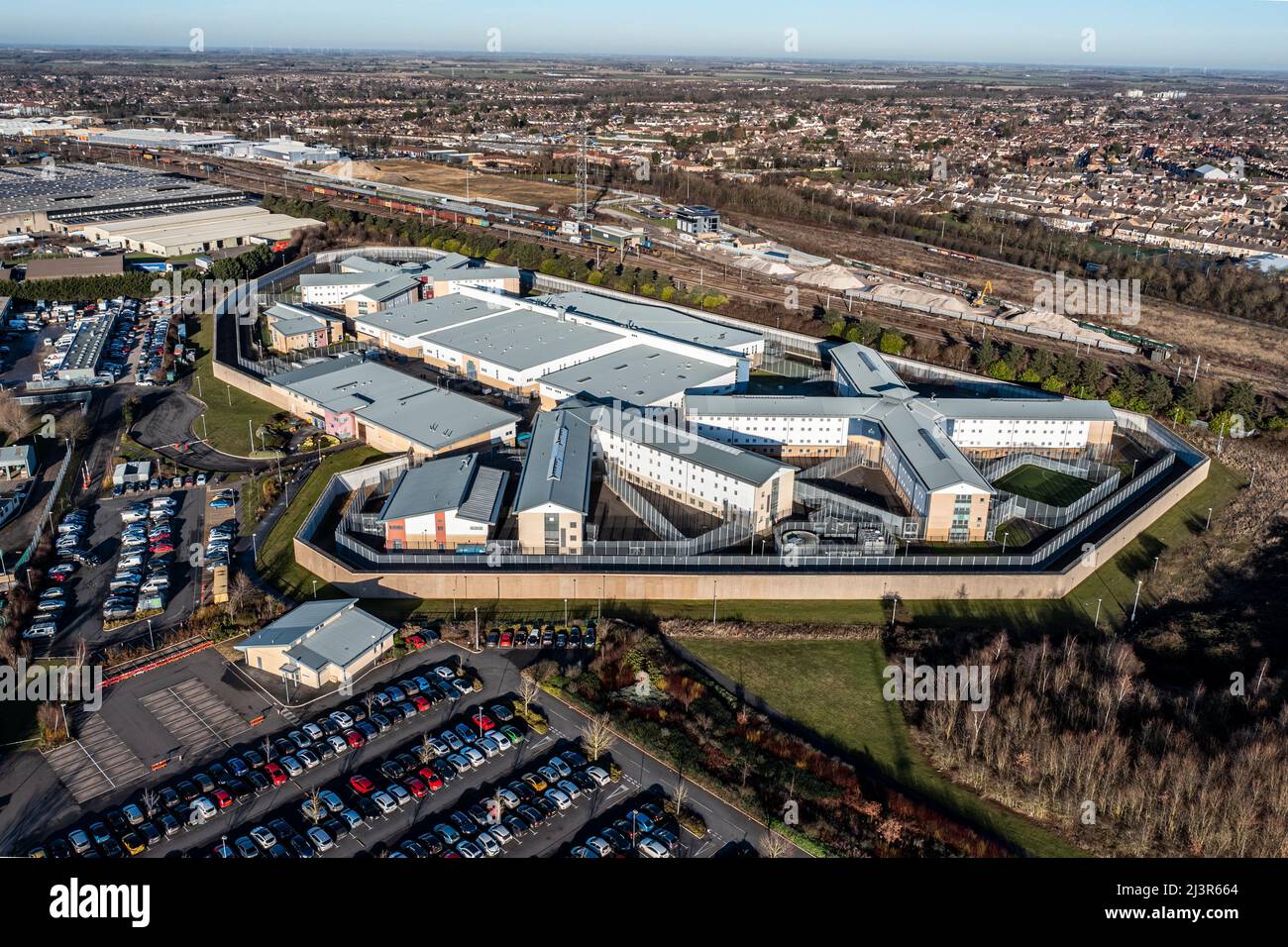 PETERBOROUGH (ROYAUME-UNI) - 17 JANVIER 2022. Une vue aérienne montrant les bâtiments et les terrains de HMP et YOI Peterborough qui est le seul pr construit à cet effet Banque D'Images