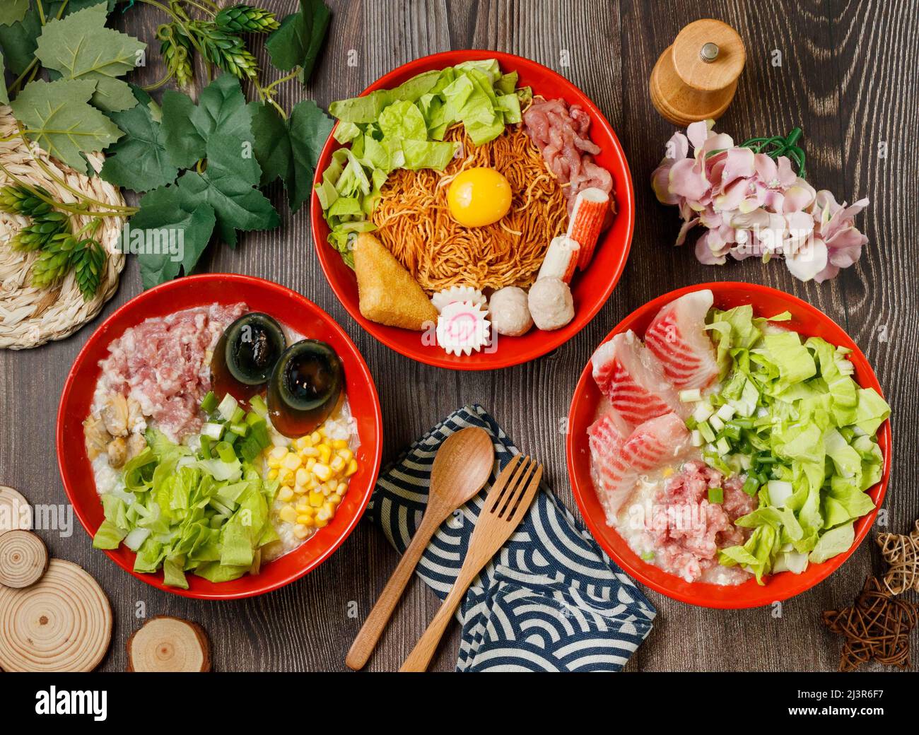 Nouilles de poulet rôties en pot, porridge de viande maigre aux œufs conservé, filet de poisson dans un bol vue sur la table en bois de la cuisine taïwanaise Banque D'Images