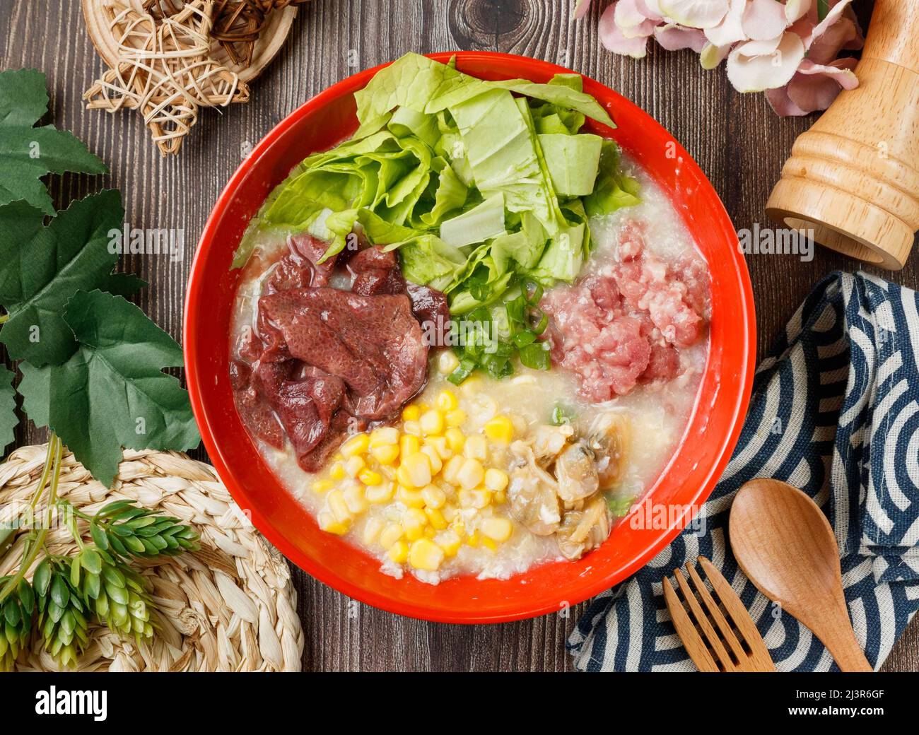 Porridge cantonais dans un bol vue sur table en bois cuisine taïwanaise Banque D'Images