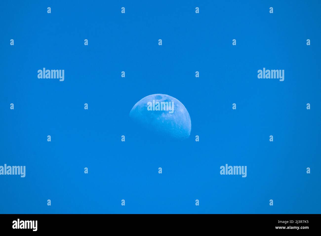 La demi-lune dans le ciel Banque D'Images
