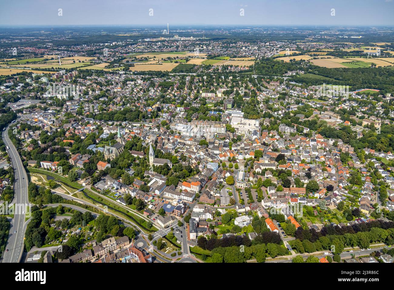 Vue aérienne, centre-ville avec le vieux marché et église paroissiale catholique Zur Heiligen Familie et église protestante Pauluskirche, Sesekepark entre Maibrü Banque D'Images