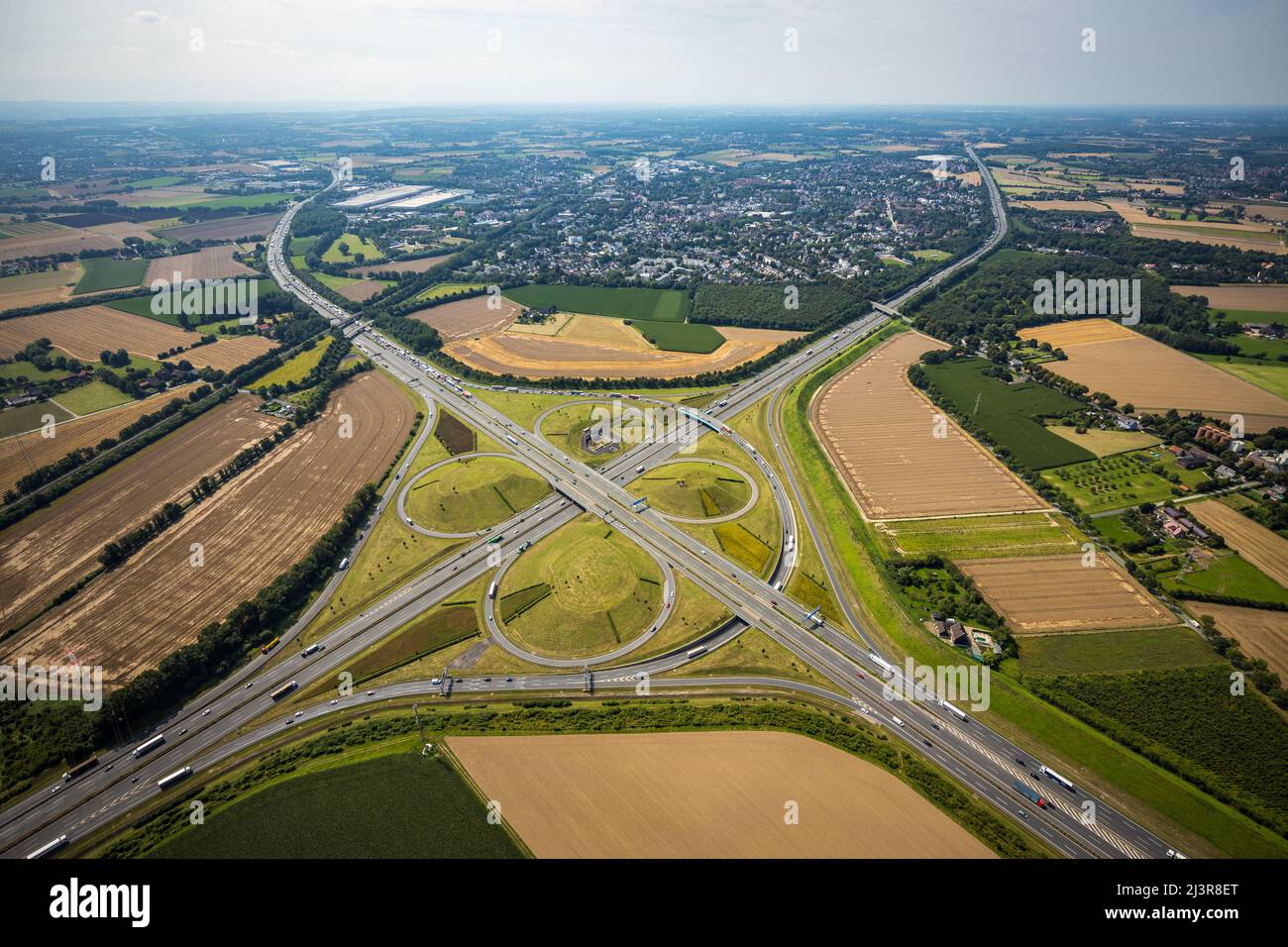 Vue aérienne, Kamener Kreuz avec les autoroutes A1 et A2, sculpture en hélicoptère Yellow Angel dans le cercle intérieur, Kamen, région de Ruhr, Rhénanie-du-Nord-Westphalie Banque D'Images