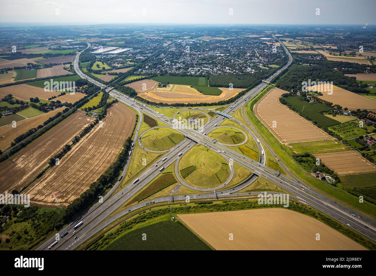 Vue aérienne, Kamener Kreuz avec les autoroutes A1 et A2, sculpture en hélicoptère Yellow Angel dans le cercle intérieur, Kamen, région de Ruhr, Rhénanie-du-Nord-Westphalie Banque D'Images