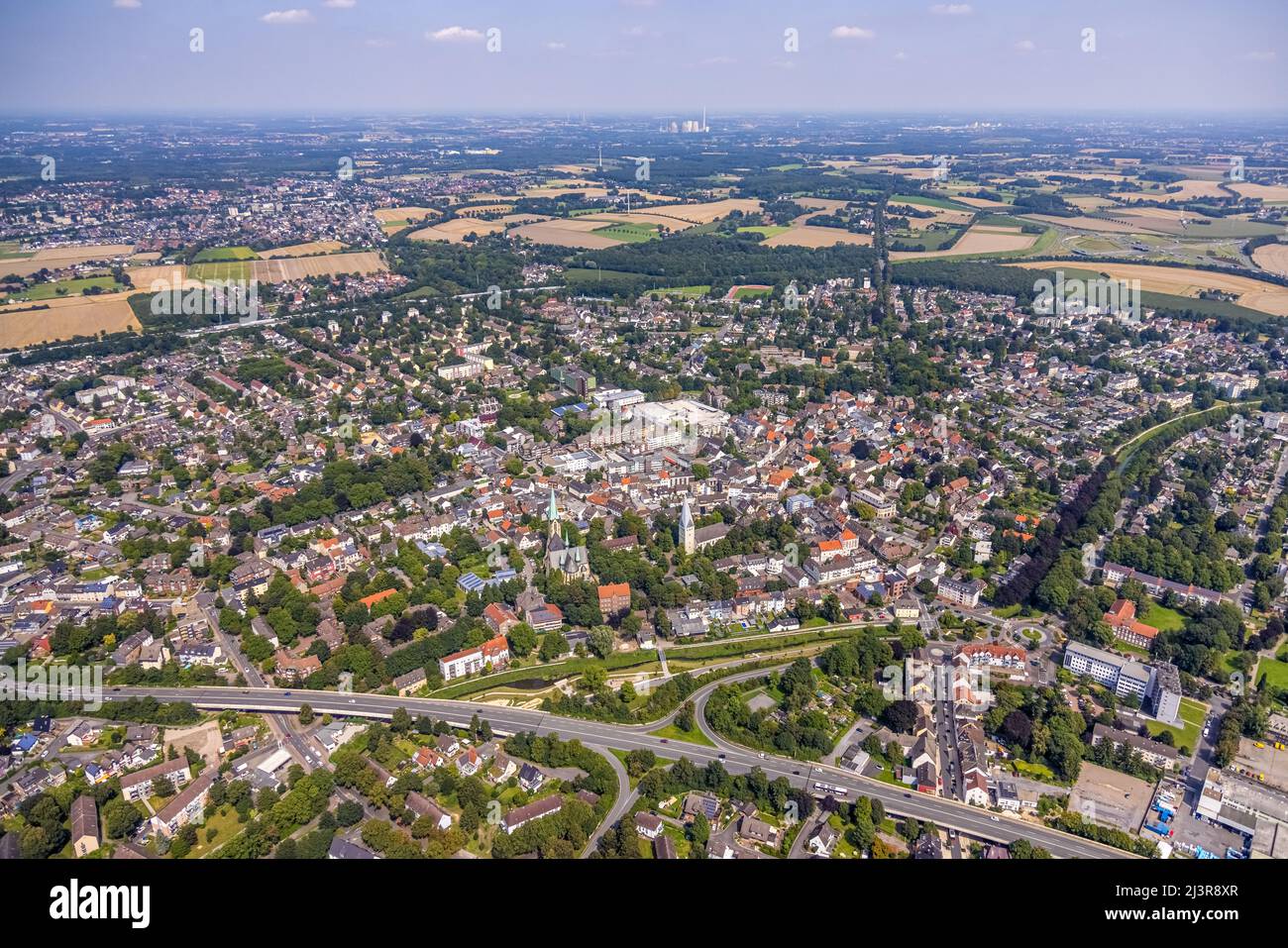 Vue aérienne, centre ville avec église paroissiale catholique Zur Heiligen Familie et protestant Pauluskirche, Sesekepark entre Maibrücke et Hochstraße wit Banque D'Images