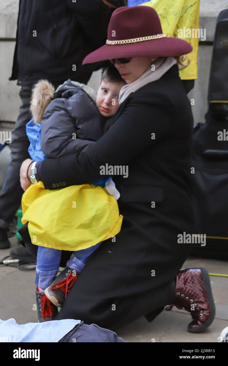 Londres, Angleterre, Royaume-Uni 9 avril 2022 Stand with Ukraine Protest and Die-in at Downing Street. Les manifestants portaient des costumes traditionnels et portaient des pancartes avec des déclarations concernant des crimes commis par des soldats russes et se couraient les mains attachées et enchaînées. Banque D'Images