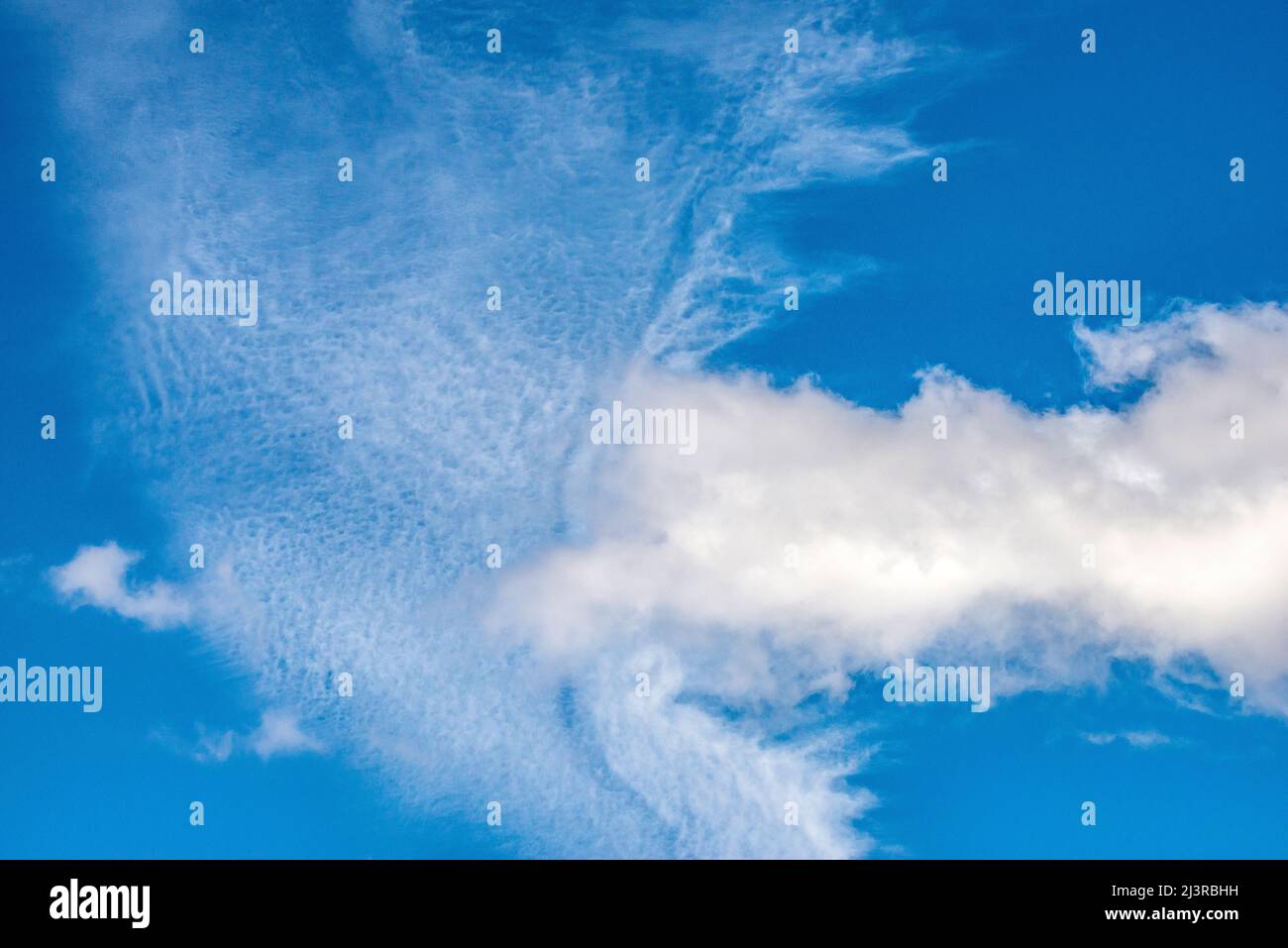 Quelques nuages dans le ciel Banque D'Images