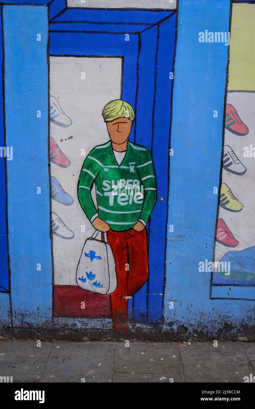 Murale Liverpool, homme avec haut de football en sortant d'un magasin Banque D'Images