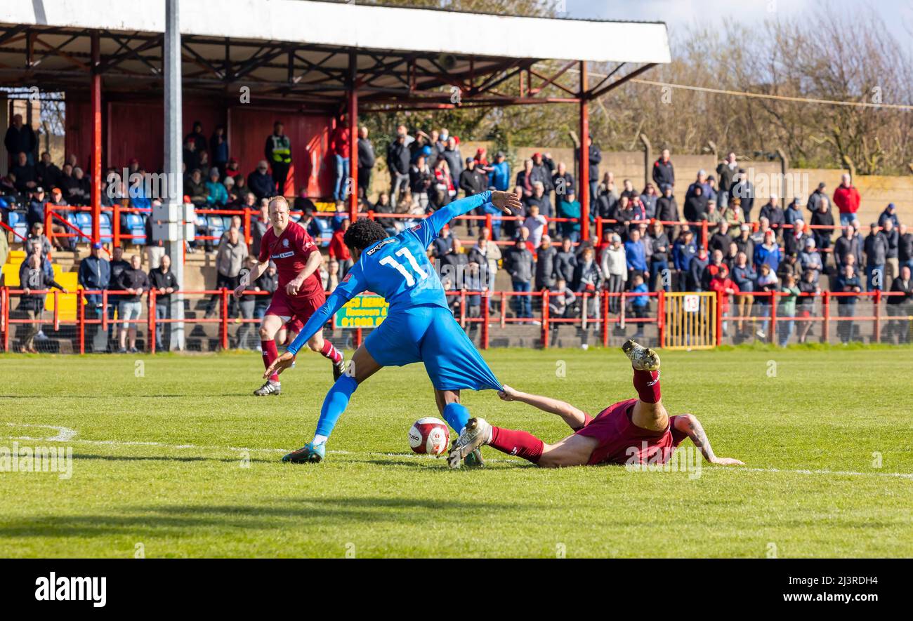 Workington, Cumbria, 09 avril 2022 ; l'AFC de Workington, qui occupe actuellement le deuxième rang dans le pitching de la Northern Premier League West, a organisé un match de haut en haut de la table à Borough Park avec le FC Warrington Rylands qui occupe la première place. Workington s'est égalisé tard dans le jeu pour faire le score un tirage de 1-1. Un joueur de Rylands a tiré son short pour une faute Banque D'Images