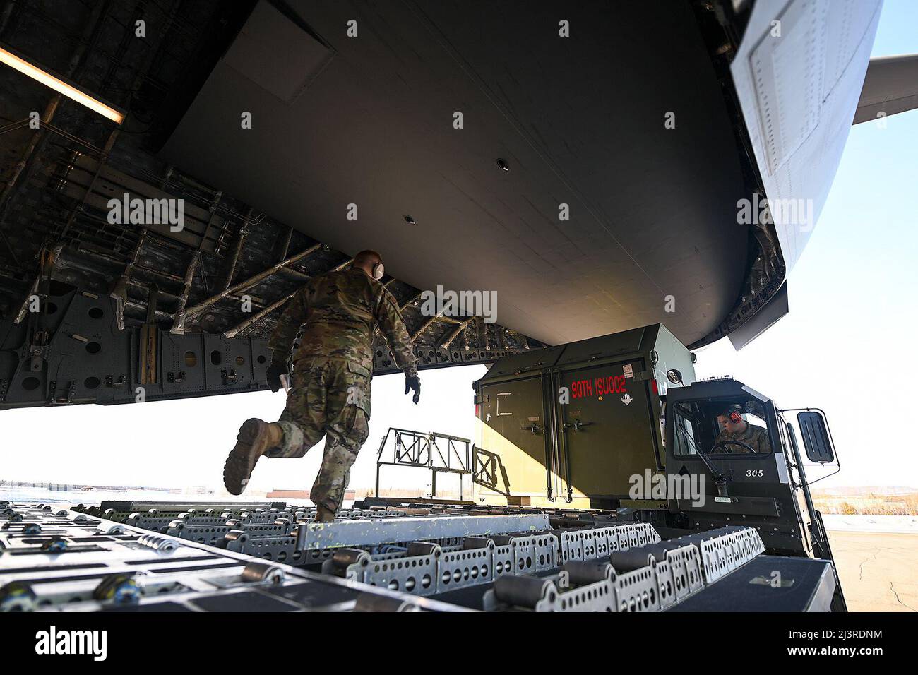 Les porteurs aériens de la Force aérienne des États-Unis se préparent à charger du fret sur un C-17 Globemaster III affecté à la 3rd e Escadre, base conjointe Elmendorf-Richardson (Alaska), sur la base aérienne d'Eielson (Alaska), le 7 avril 2022. La Force polaire 22-4 a fourni des forces efficaces, flexibles et axées sur les capacités, prêtes à être déployées dans le monde entier, et a permis une maîtrise du monde réel en réponse à une variété de crises. (É.-U. Photo de la Force aérienne par le premier Airman Keith Holcomb) Banque D'Images