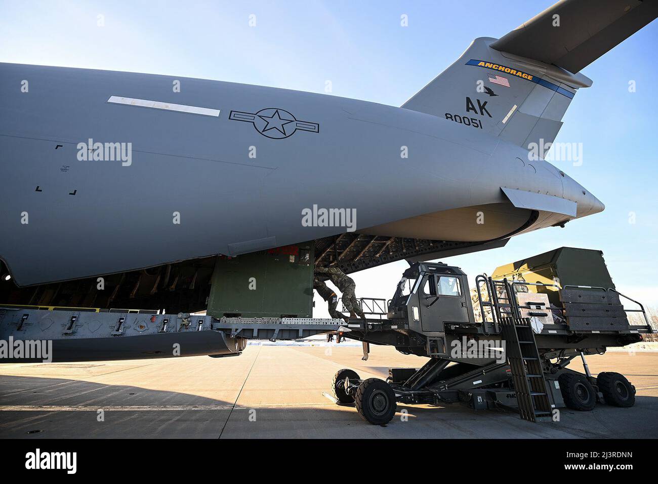 Les porteurs aériens de la Force aérienne des États-Unis se préparent à charger du fret sur un C-17 Globemaster III affecté à la 3rd e Escadre, base conjointe Elmendorf-Richardson (Alaska), sur la base aérienne d'Eielson (Alaska), le 7 avril 2022. La Force polaire 22-4, dirigée par la 3rd e Escadre, a été conçue pour affiner les stratégies utilisées par les membres du service lorsqu'ils naviguent dans des situations défavorables et des environnements austères. (É.-U. Photo de la Force aérienne par le premier Airman Keith Holcomb) Banque D'Images