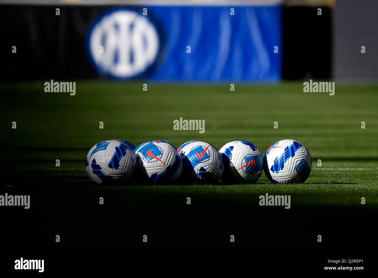 Milan, Italie. 09th avril 2022. Une série de balles nike avec un panneau d'affichage avec le logo Internazionale en arrière-plan lors du match de football Serie A entre le FC Internazionale et Hellas Verona au stade San Siro de Milan (Italie), le 9th avril 2021. Photo Andrea Staccioli/Insidefoto crédit: Insidefoto srl/Alamy Live News Banque D'Images