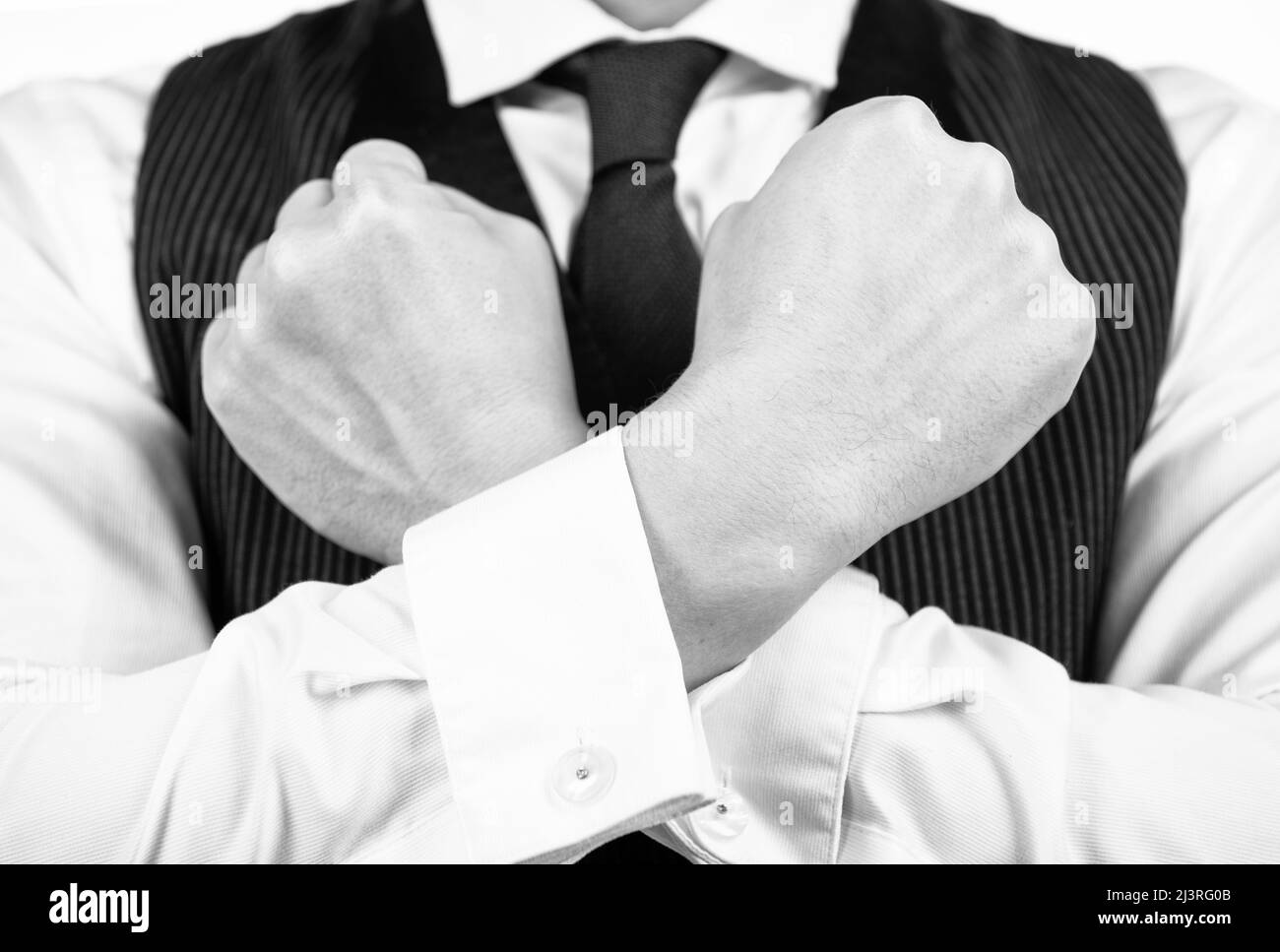 homme aux bras croisés. confiance masculine. beauté des hommes. gars tenant des poings se défendant Banque D'Images