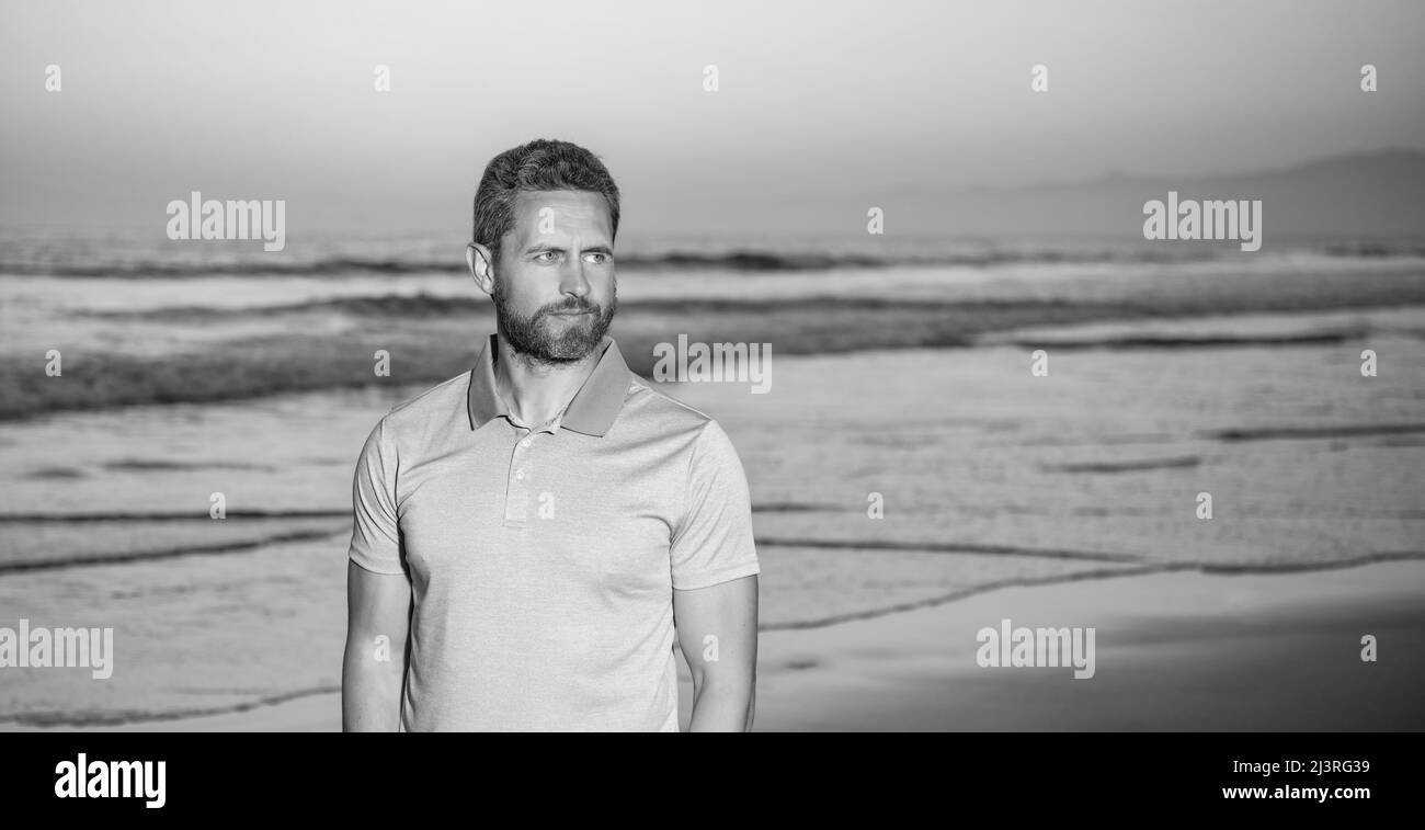 un gars non rasé au-dessus de la mer sur la plage d'été lever du soleil, espace de copie, miami Banque D'Images
