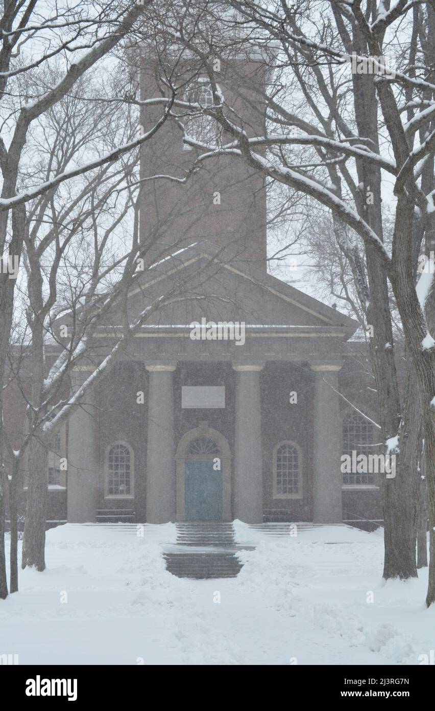 Scène hivernale enneigée du campus de l'Université Harvard à Cambridge, Massachusetts, avec des bâtiments architecturaux historiques pendant une tempête de neige hivernale. Banque D'Images