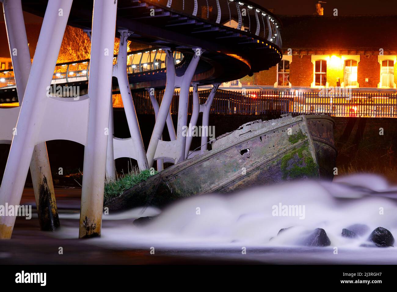 Thomas la Barge repose sur le lit de la rivière aire sous le pont du millénaire à Castleford , après que les enfants l'aient laissé se détacher pendant une tempête en 1977. Banque D'Images