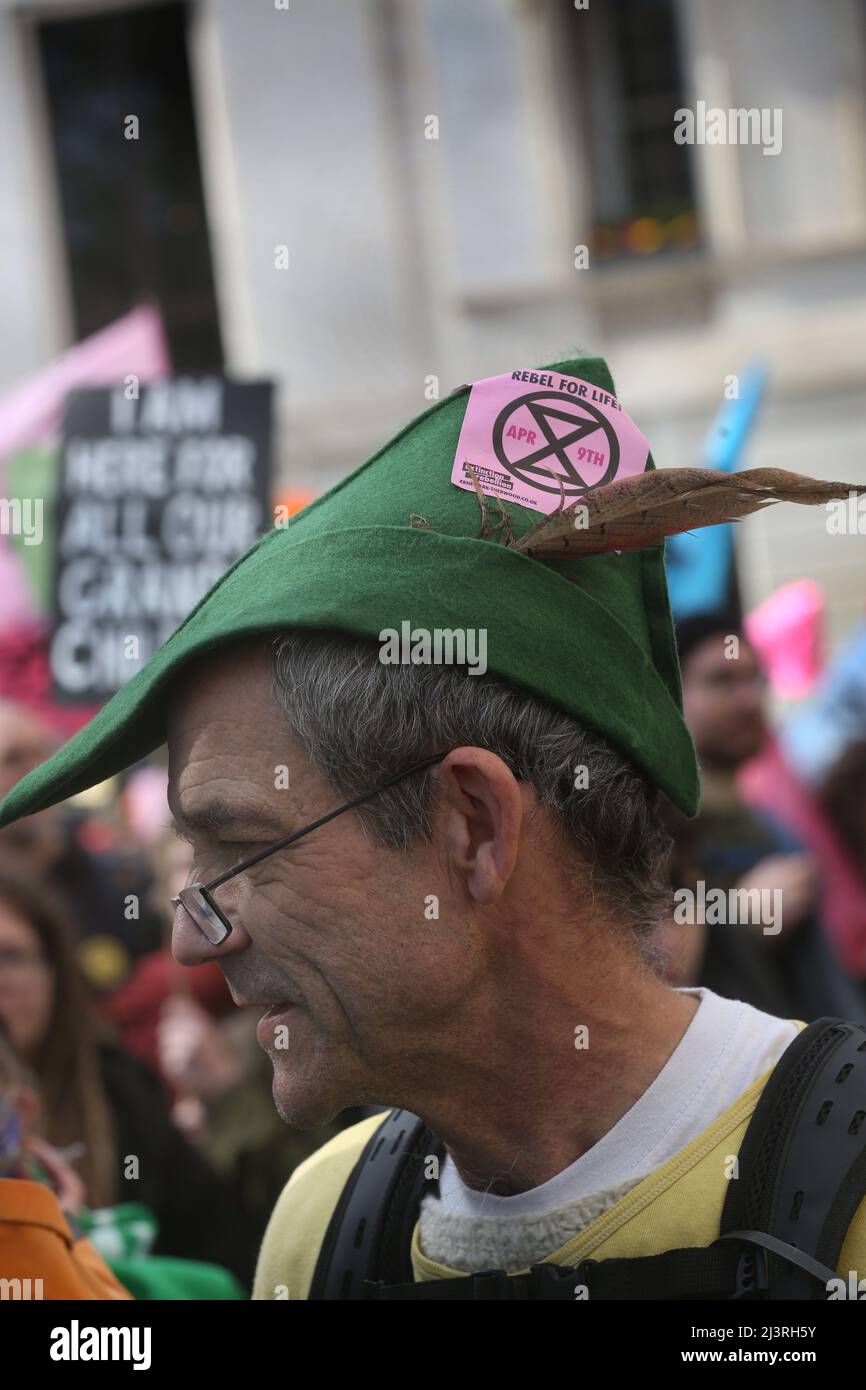 Londres, Royaume-Uni. 09th avril 2022. Un rebelle vêtu de Robin des Bois participe à la démonstration. Le jour d'ouverture de la rébellion d'extinction. Les rebelles ont promis de provoquer des perturbations à Londres jusqu'à ce que le gouvernement écoute leurs demandes et reconnaisse l'urgence climatique. Crédit : SOPA Images Limited/Alamy Live News Banque D'Images