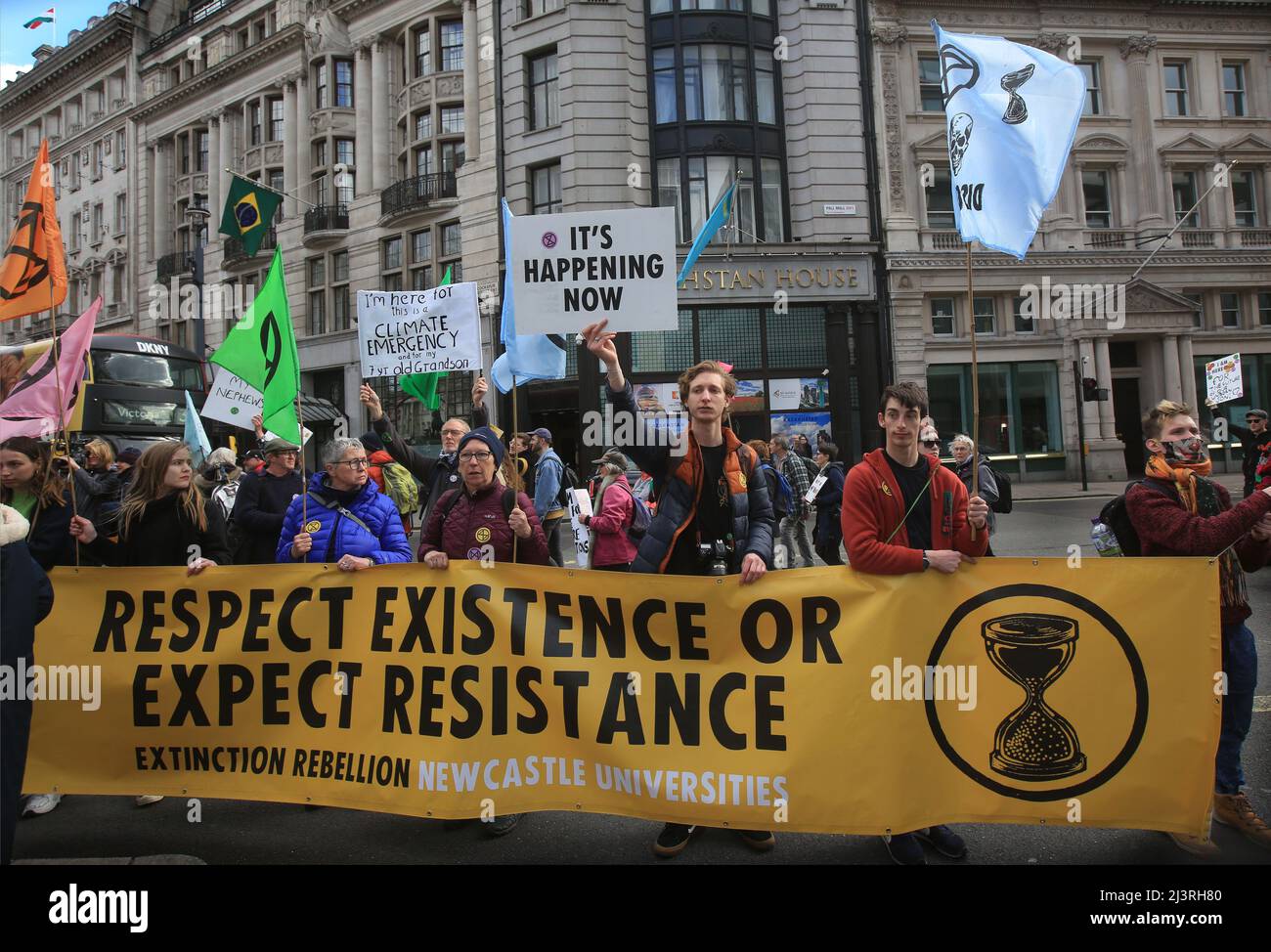 Londres, Royaume-Uni. 09th avril 2022. Les rebelles bloquent le Haymarket avec une immense bannière qui s'étend sur la route pendant la manifestation. Le jour d'ouverture de la rébellion d'extinction. Les rebelles ont promis de provoquer des perturbations à Londres jusqu'à ce que le gouvernement écoute leurs demandes et reconnaisse l'urgence climatique. Crédit : SOPA Images Limited/Alamy Live News Banque D'Images