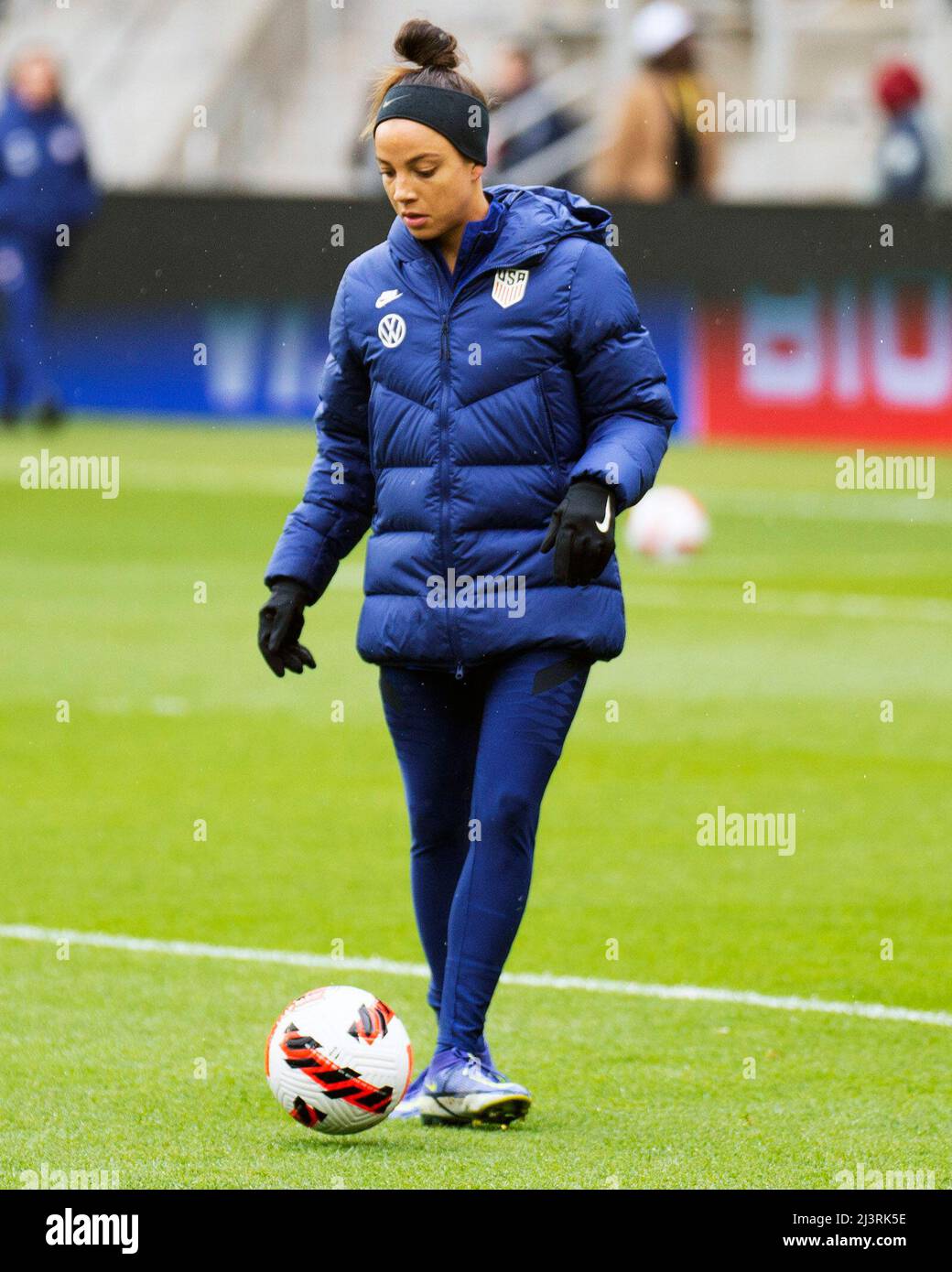 Columbus, Ohio, États-Unis. 9 avril 2022. Etats-Unis avant Mallory Pugh (9) se charge de la balle pendant les échauffements avant de faire face à l'Ouzbékistan à Columbus, Ohio, Etats-Unis. Brent Clark/Alamy Live News Banque D'Images