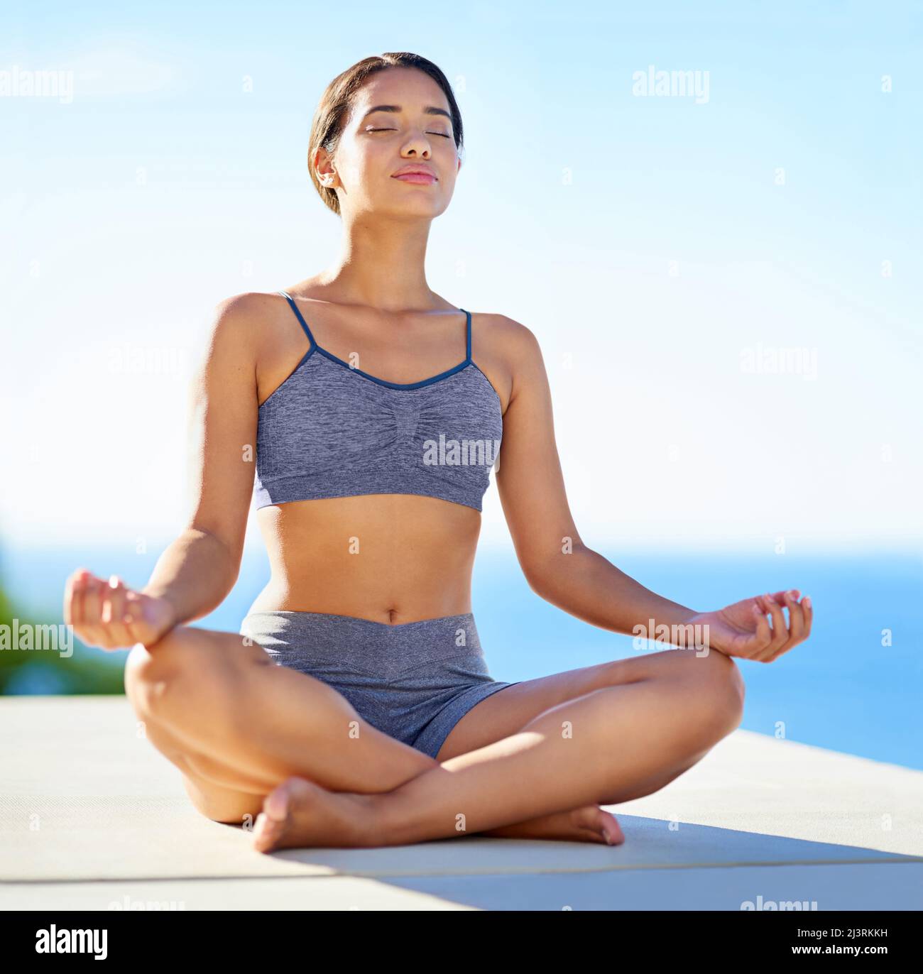 C'est le jour idéal pour le yoga en plein air. Photo courte d'une jeune femme faisant du yoga à l'extérieur. Banque D'Images