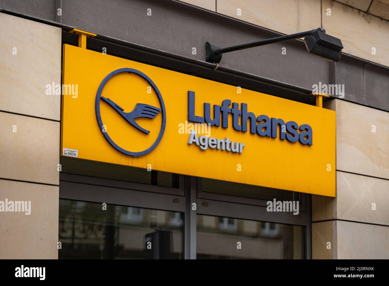 Logo Lufthansa Agentur à l'entrée d'un bâtiment. Signe de l'entreprise à l'extérieur du bâtiment. Une agence de voyage de la plus grande compagnie aérienne allemande. Banque D'Images