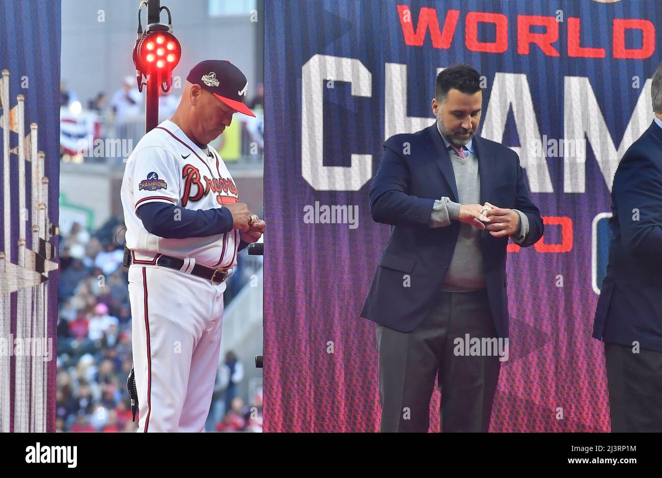 Atlanta, Géorgie, États-Unis. 09th avril 2022. Brian Snitker, directeur d'Atlanta Braves (à gauche) et Alex Anthopoulos, directeur général, essaient leurs anneaux de championnat de la série Wold lors de la cérémonie de clôture avant le début d'un match MLB contre les Cincinnati Reds au parc Truist à Atlanta, en Géorgie. Austin McAfee/CSM/Alamy Live News Banque D'Images