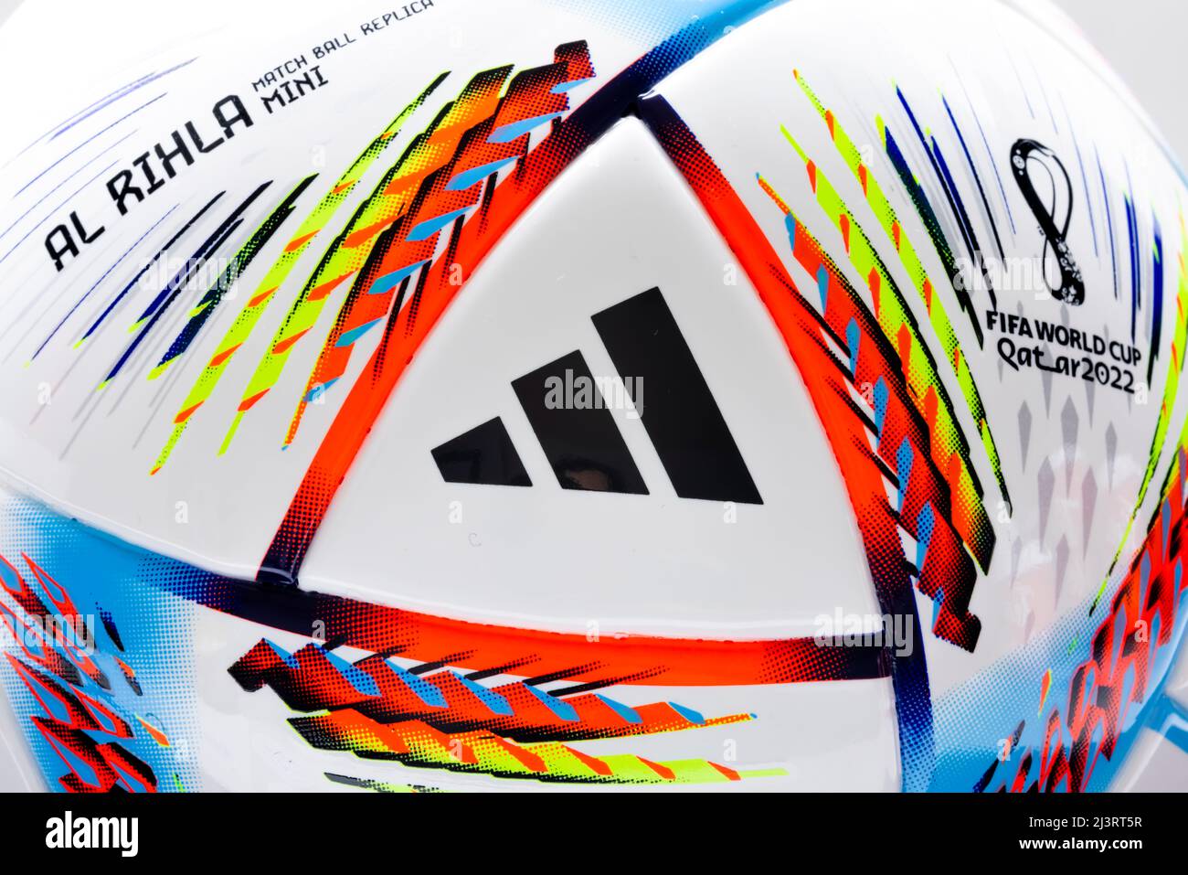 Lusail, Qatar. 9 avril 2022. Une macro gros plan sur le logo Adidas de la coupe du monde de la FIFA 2022 Qatar Banque D'Images