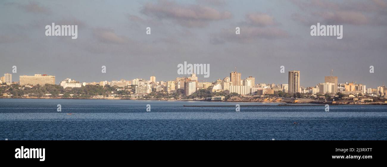Dakar Skyline de l'île de Goree, Sénégal. Le plus grand bâtiment sur la gauche est un bâtiment de bureau du gouvernement. Banque D'Images