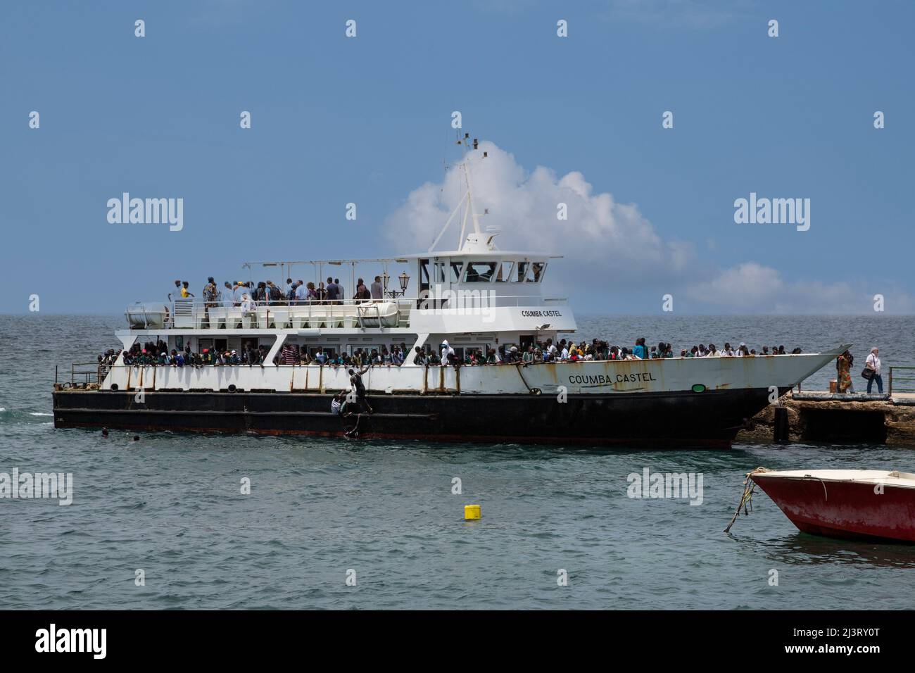 Ferry en provenance de Dakar, l'île de Gorée, au Sénégal. Banque D'Images