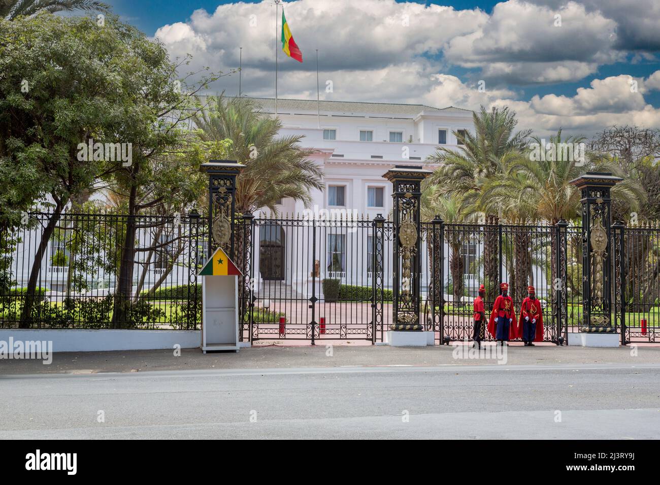 Dakar, Sénégal. Gardes présidentielles devant le Palais présidentiel. Remplacement de la protection. Banque D'Images