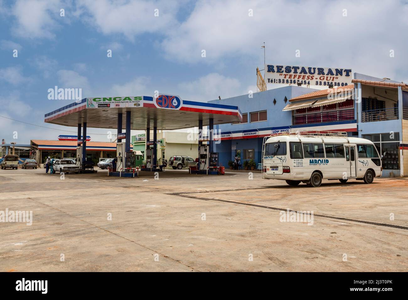 Sénégal. Complexe de stations-service moderne avec cybercafé et restaurant, à la périphérie de Dakar. Banque D'Images