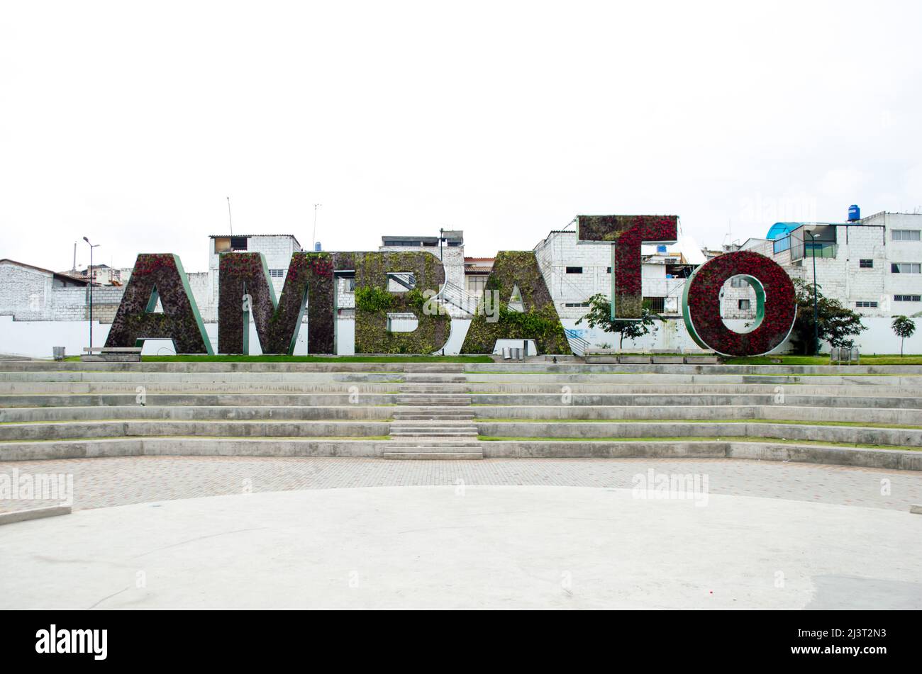 Un énorme panneau avec le mot Ambato accueille les visiteurs au Parc des fleurs à Ambato Banque D'Images