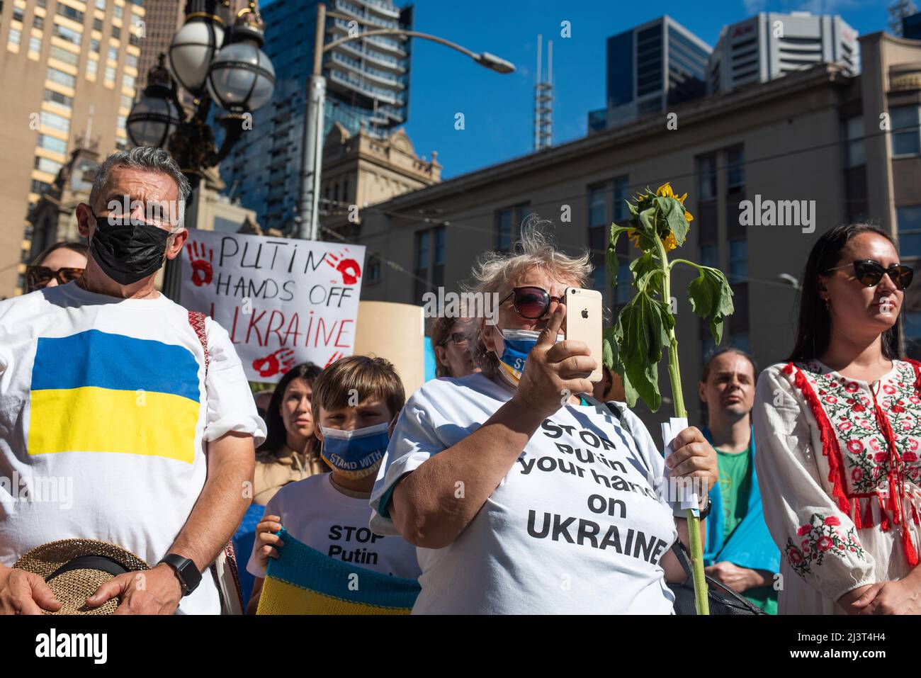 Melbourne, Australie. 10th avril 2022. Les manifestants anti-guerre devant le Parlement à Melbourne se rallient à la paix en Ukraine. Credit: Jay Kogler/Alay Live News Banque D'Images