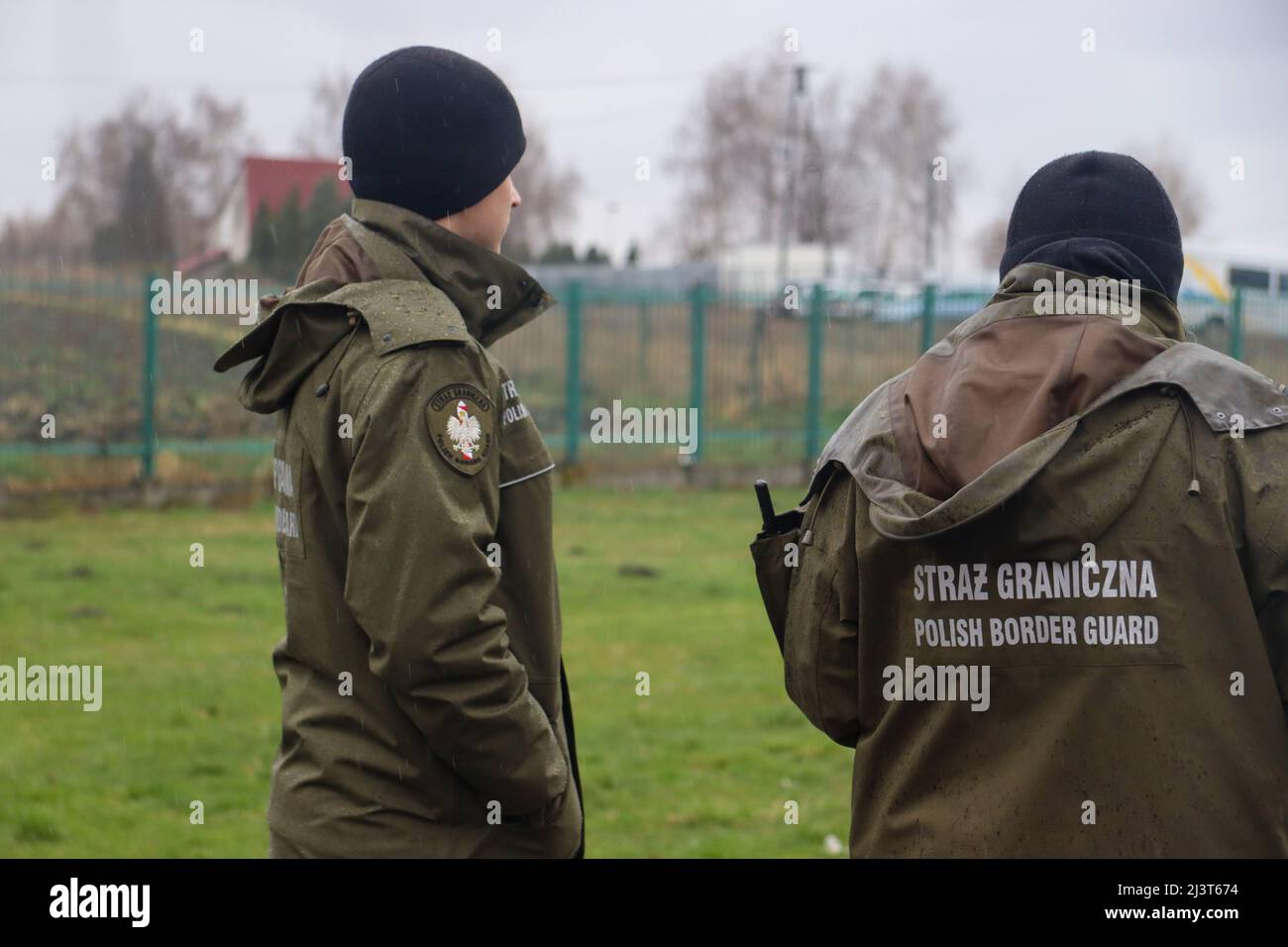 Medyka, Pologne. 8th avril 2022. Les gardes-frontières polonais à la frontière entre la Pologne et l'Ukraine regardent comme un réfugié et des volontaires (pas sur la photo) se rendent à la porte de Medyka. (Image de crédit : © Amy Katz/ZUMA Press Wire) Banque D'Images