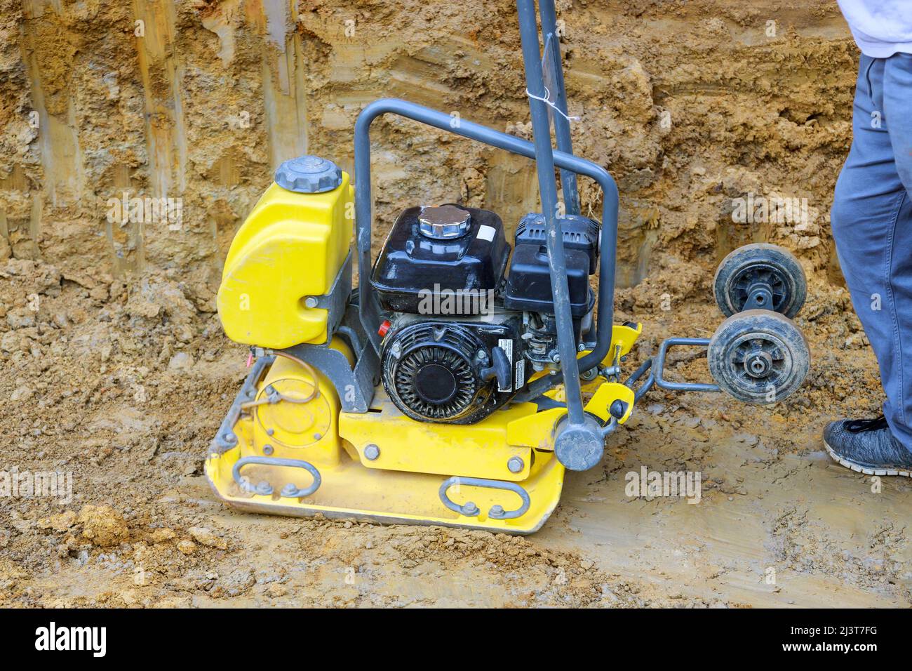 La vibration comprime le sol d'une surface pendant les travaux de construction Banque D'Images